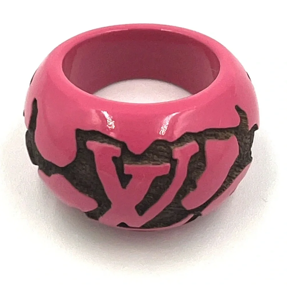 SOLD β Pink LOUIS VUITTON Wood Berg Leo Monogram Ring - Picture 1 of 9